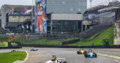 A Fórmula eVolution com a pintura de Ayrton Senna ao fundo no Autódromo de Interlagos | foto: Humberto da Silva