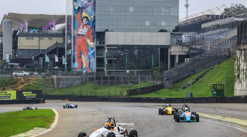 A Fórmula eVolution com a pintura de Ayrton Senna ao fundo no Autódromo de Interlagos | foto: Humberto da Silva
